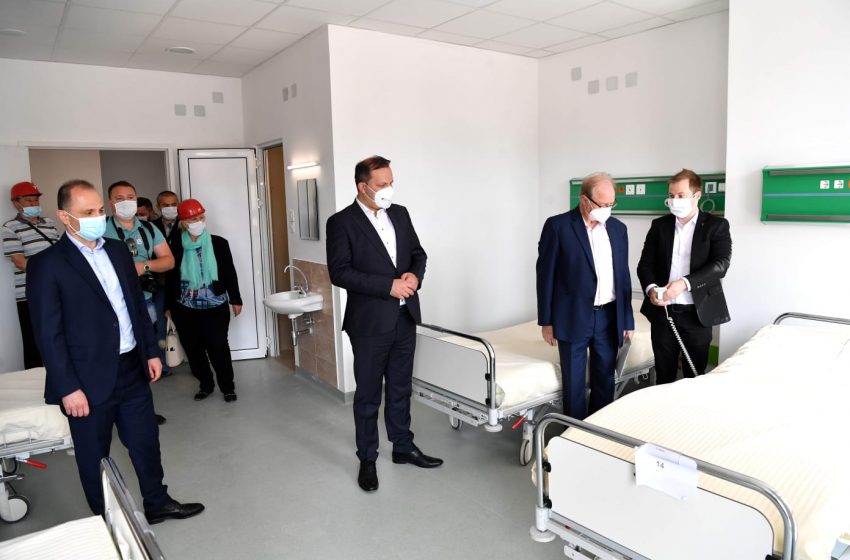  Премиерот Спасовски и министерот Филипче во обиколка на новото крило на ЈЗУ „Општа болница“ – Струмица: Јакнејќи ги здравствените капацитети, вложувајќи во човечките ресурси создадовме систем, кој успешно се справува со кризата предизвикана од коронавирусот