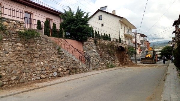 Потпорен ѕид се урна врз автомобили во Радовиш