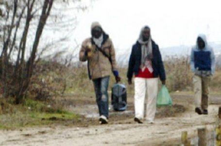 Мигранти проселе во двор од училиште во Струмица