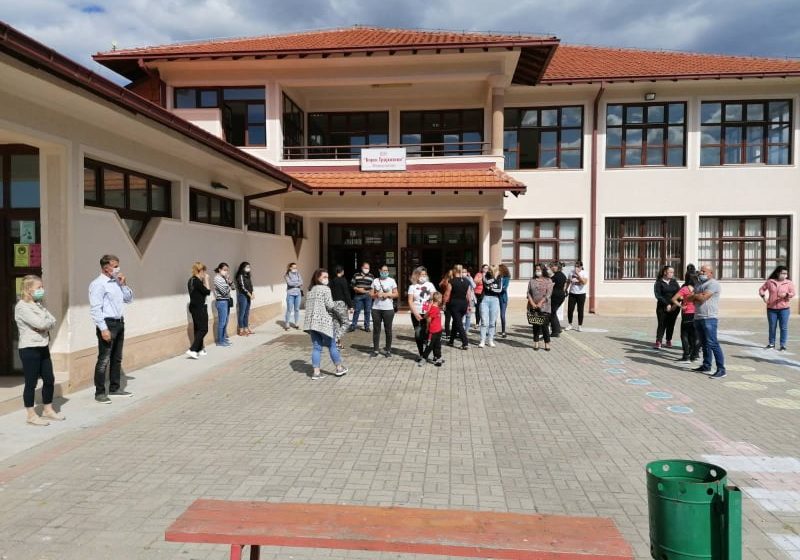  Родители во село Моноспитово со протест бараат настава со физичко присуство