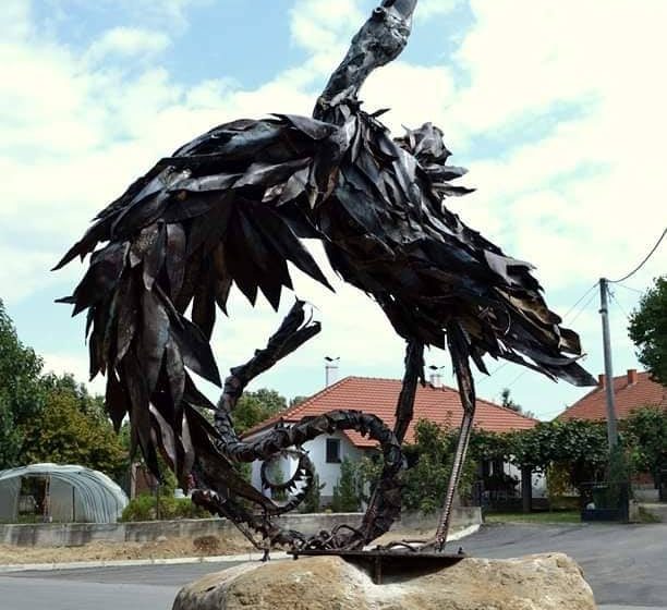  Уметникот Никола Пијанманов постави скулптура „Штркот и змијата“ во село Колешино
