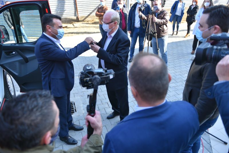  Премиерот Заев и министерот Филипче во посета на болницата во Струмица