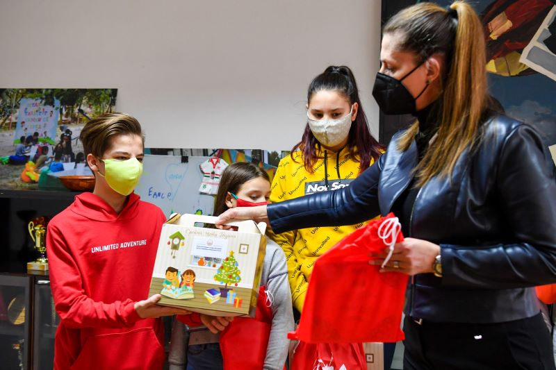  Видео:Премиерот Заев испрати новогодишни подароци за 126 деца во 23 групни домови низ државата и во прифатни центри