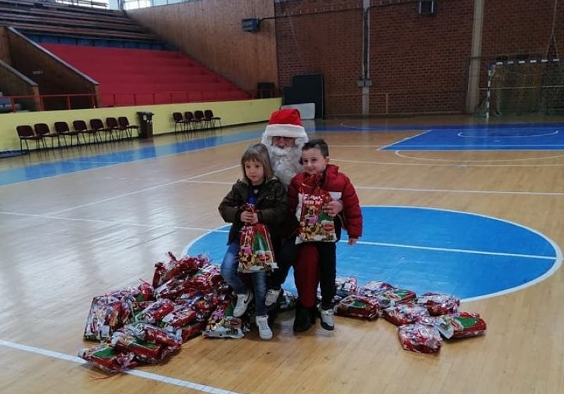  Академија Пандев подели новогодишни пакетчиња на најмалите фудбалери