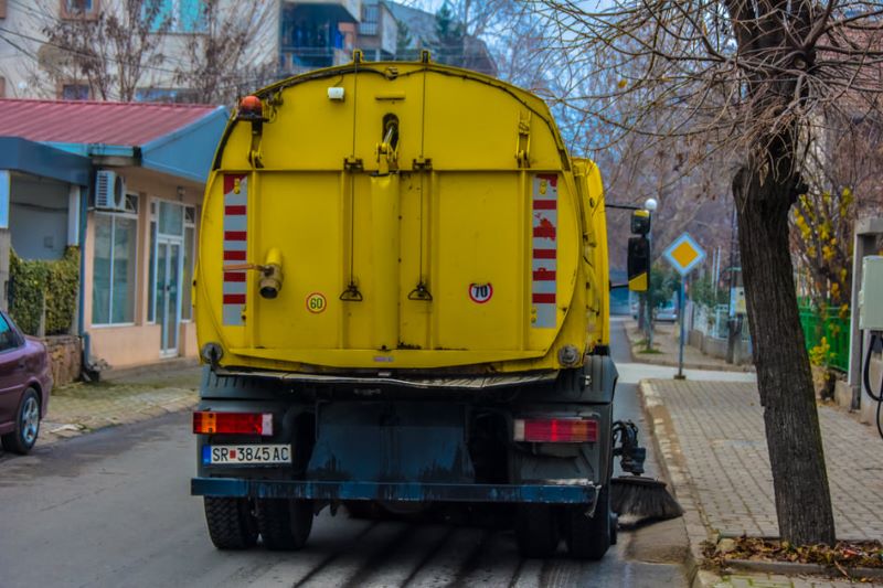  „Комуналец“ со специјализирано возило врши чистење во центарот на градот