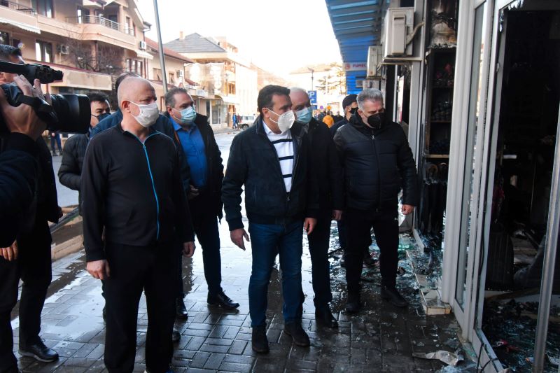  Премиерот Заев на увид по пожарот на „Глобал” во Струмица