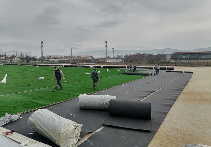  Почна поставувањето вештачка трева на новото фудбалско игралиште во Струмица
