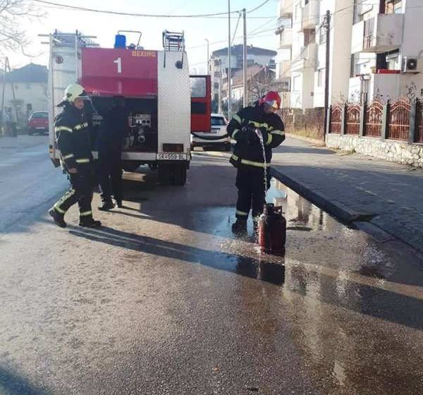  Пожарникарите гаснеа плинска боца на „Младинска“