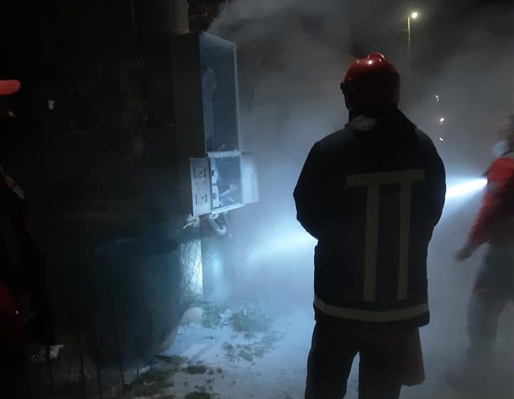  Пожарникарите гаснеа запалена табла со струјомери во Василево