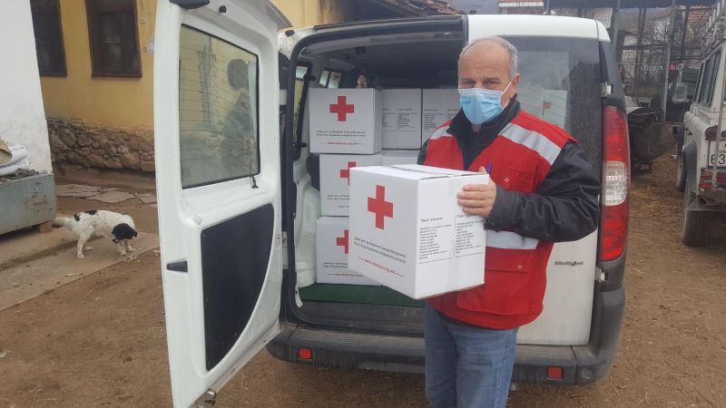  Црвен крст Струмица подели 400 пакети со хуманитарна помош на 200 семејства