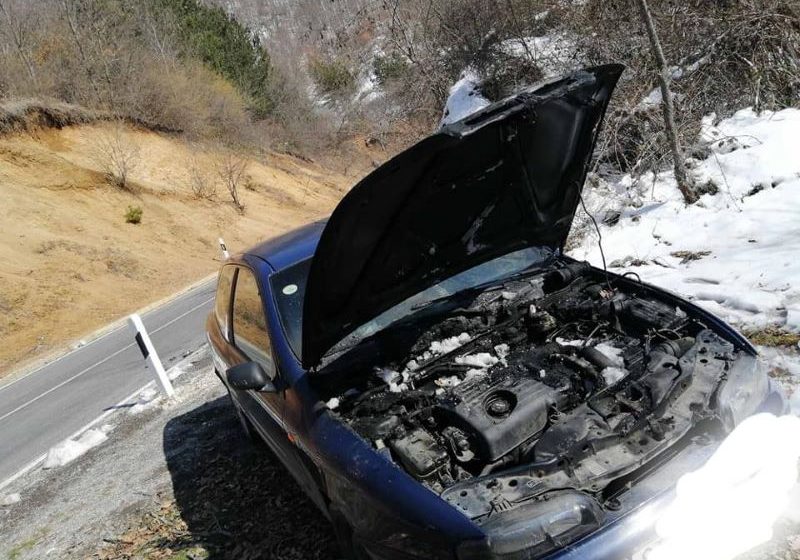  Се запали автомобил на патот Струмица-Берово