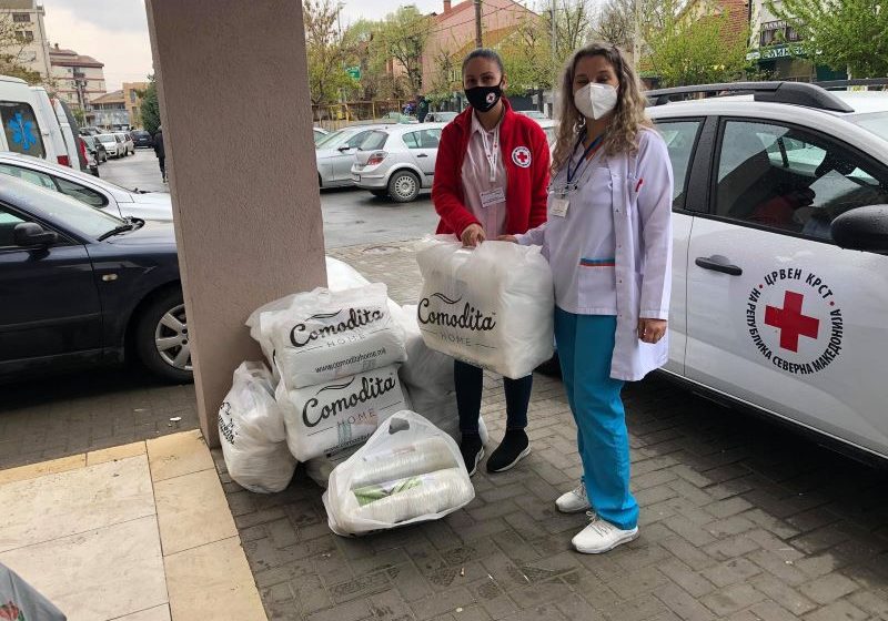  Фото: Црвен крст донираше 60 перници за модуларната болница во Струмица
