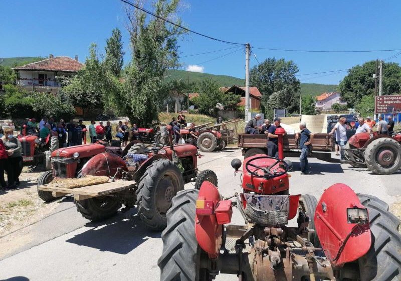  Жители на Вељуса со протест и блокада против зачестените кражби на нивите