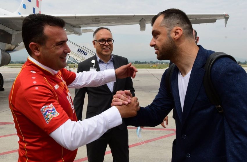  [ФОТО] Заев ги испрати фудбалерите пред полетување во Букурешт