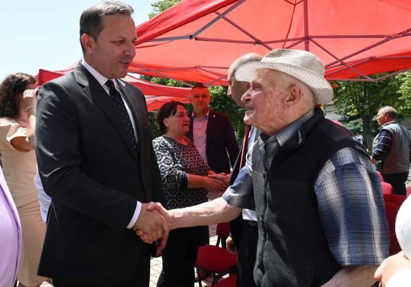  Фото:99 годишниот првоборец Јован Величковски  и министерот Спасовски
