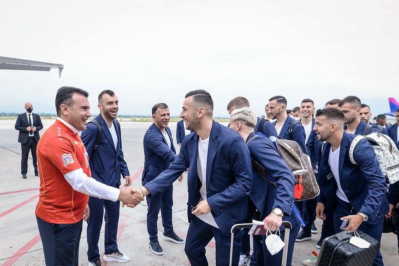  Премиерот Заев ја испрати македонската фудбалска репрезентација за Букурешт