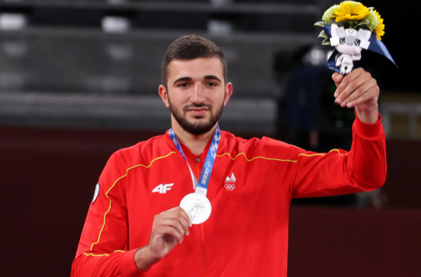  Владата со парична награда за Дејан Георгиевски по освојувањето на медалот