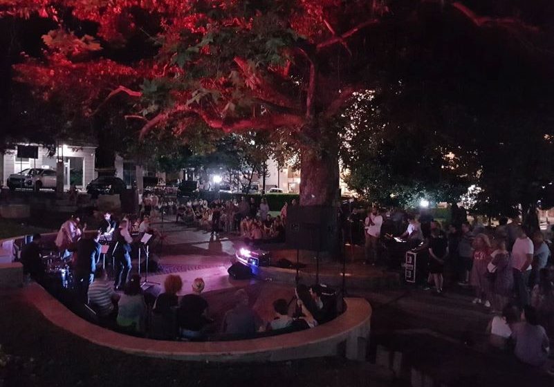  Синоќа звуци на македонски џез евергрини се ширеа од малиот градски парк во Струмица