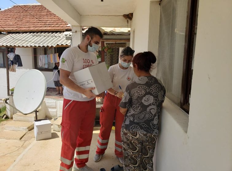  Црвен крст Струмица почна со делење хигиенски пакети и лектири во населени места во општина Василево