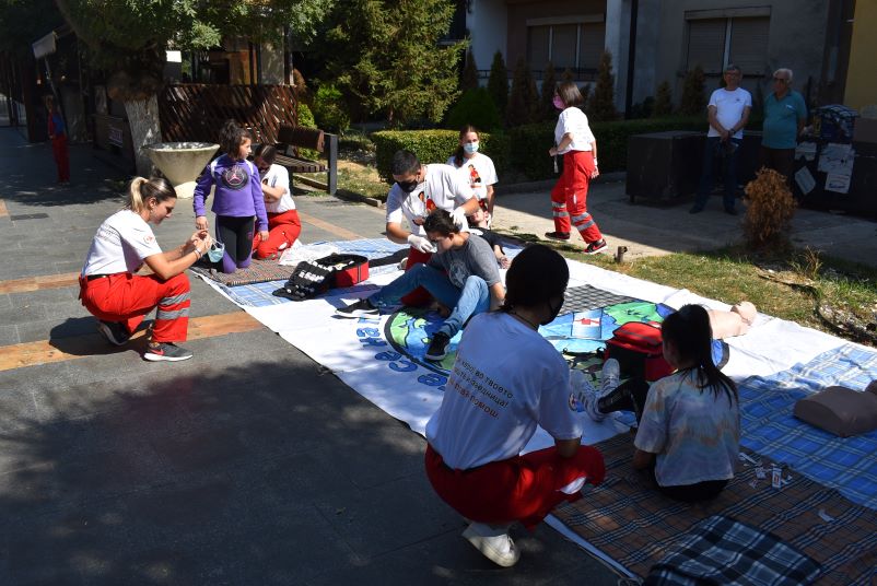  Волонтери од Црвен крст Струмица одржаа показна вежба за пружање прва помош