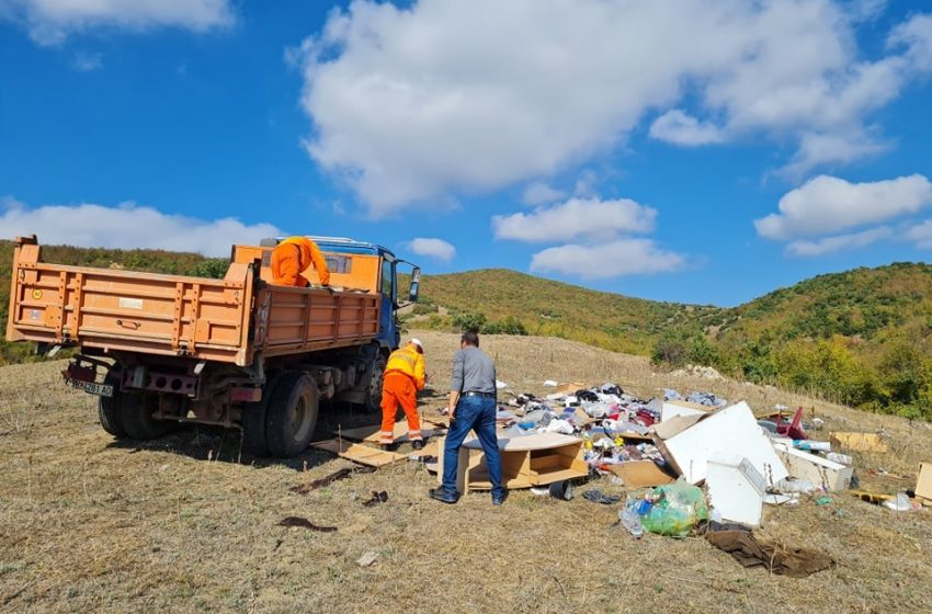  Koмуналец откри и исчисти мини депонија создадена на патот помеѓу Цареви Кули и Попчево