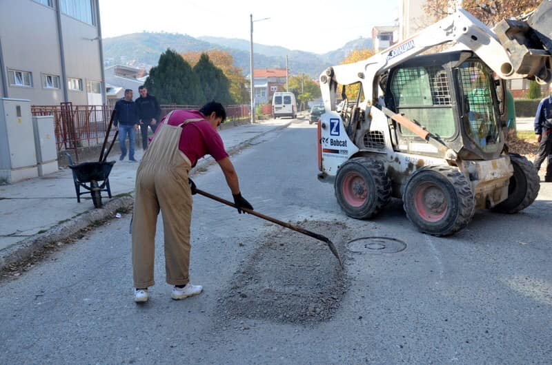  На осум улици во Струмица почна да се поставува втор слој асфалт