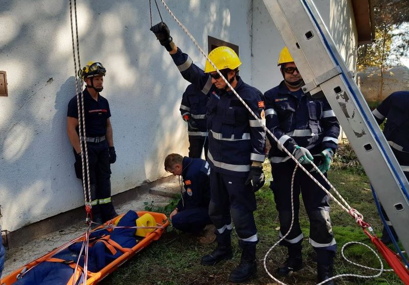  Тројца струмички пожарникари учествуваат на обука за спасување од урнатини