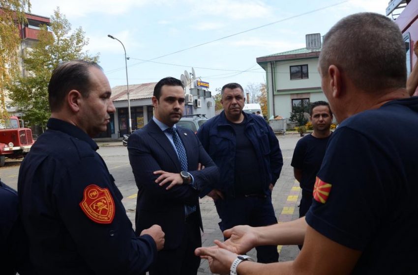  Градоначалникот Костадинов во посета на струмичките пожарниакри