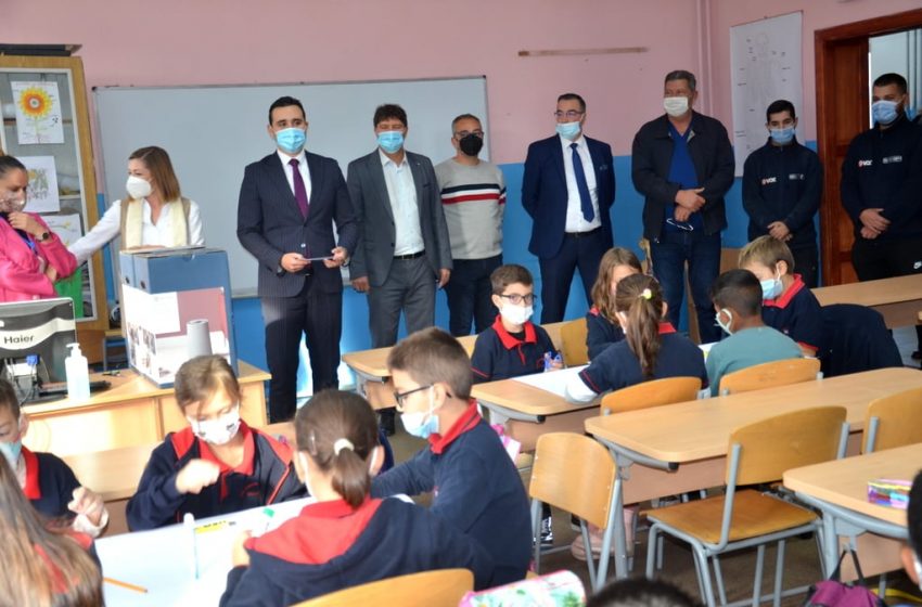  Костадинов и Даскаловски ги поздравија учесниците во проектот „Растеме здрави деца“