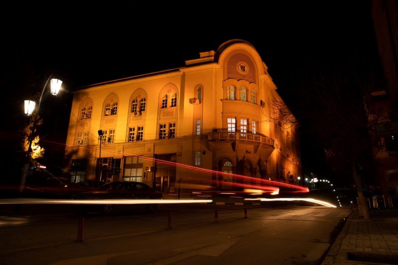  Општинската зграда осветлена во портокалово за деновите на активизам против родово базирано насилство