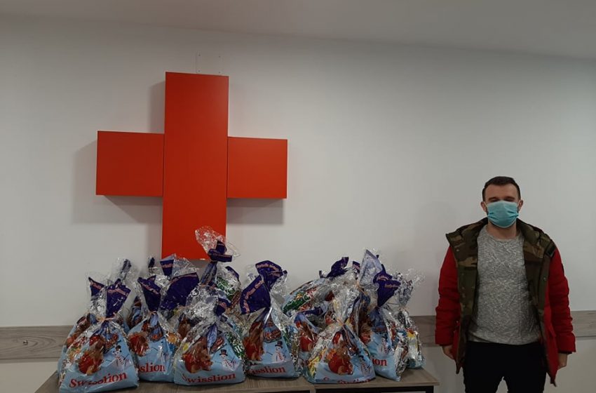  Благој Спасов наместо да слави роденден донирал новогодишни пакетчиња во струмичкиот Црвен крст