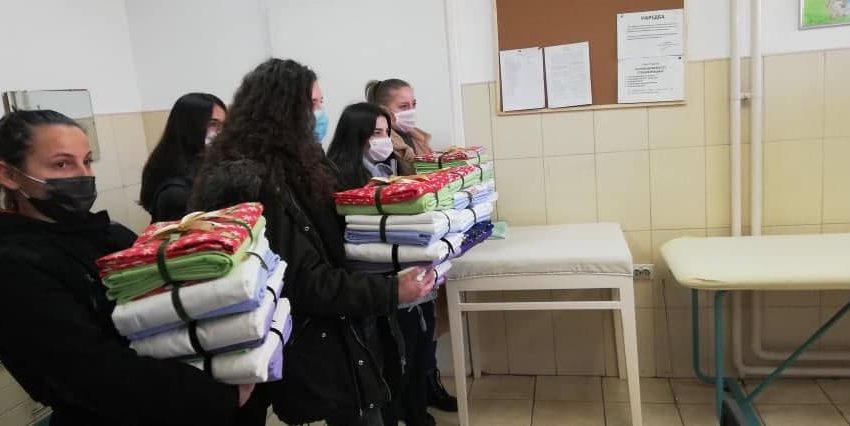  „Текстилците“ од „Никола Карев“ донираа постелнина во струмичката болница