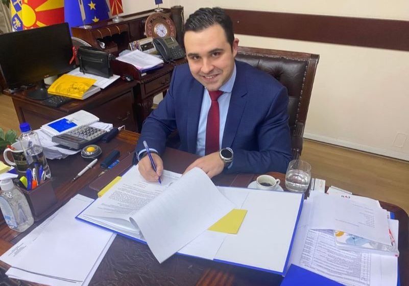  Костадинов потпиша грант од 46 милиони денари за Струмица-паметен вело град