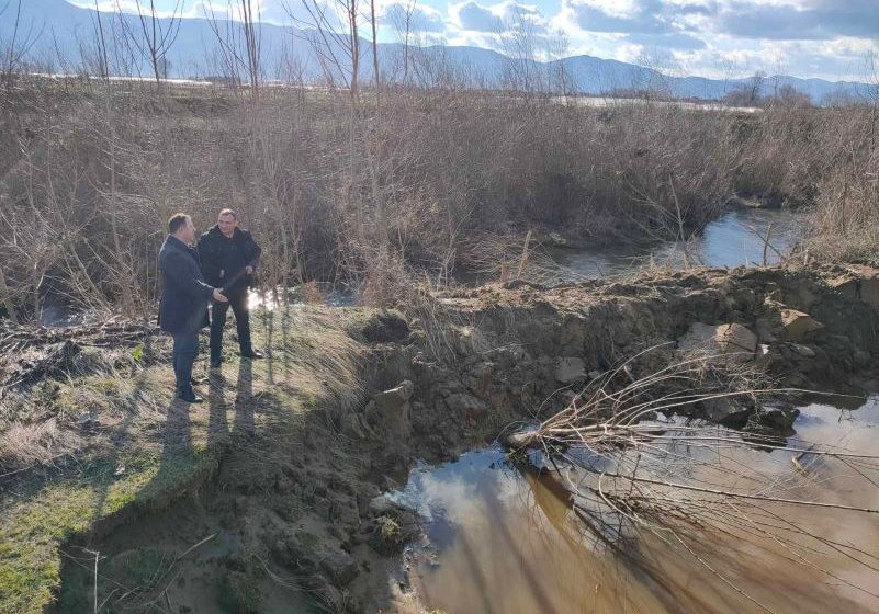  Градоначалникот Манчев и директорт на ЦУК Ангелов ги посетија критичните точки за излевање на реките