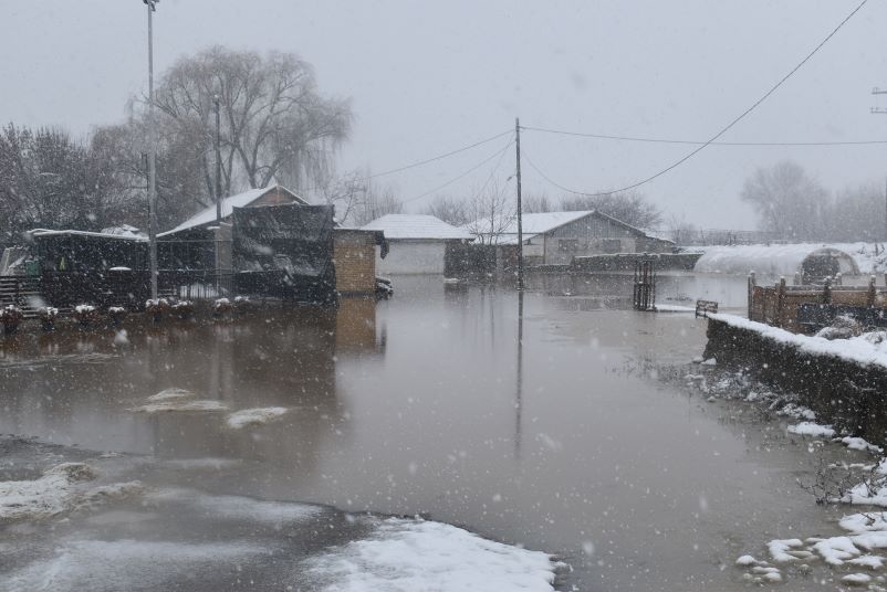  Фото:На влезот во Турново поплавени  објекти, куќи и површини