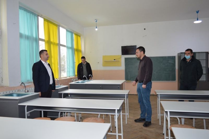  Училиштата во Василево и Нова Маала добија кабинети по биологија и хемија
