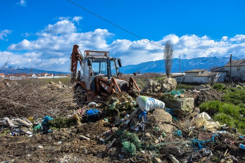  „Комуналец“ почна со пролетно чистење на дивите депонии пред населените места
