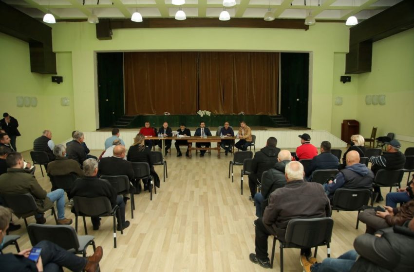  Градоначалникот Костадинов на средба со земјоделците и откупувачите на зелка