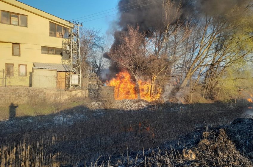  Изгаснат пожар кај Василево-гореле стари гуми, сува трева и трска