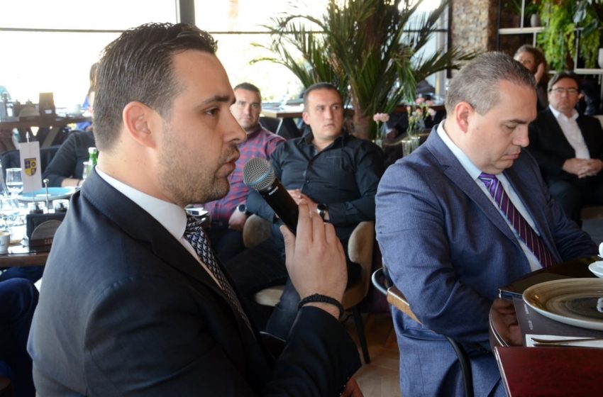  Вицепремиерот Битиќи и градоначалникот Костадинов на средба со стопанственици