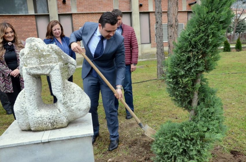  Костадинов и Кутиров засадија дрвца по повод 30 години македонска царина