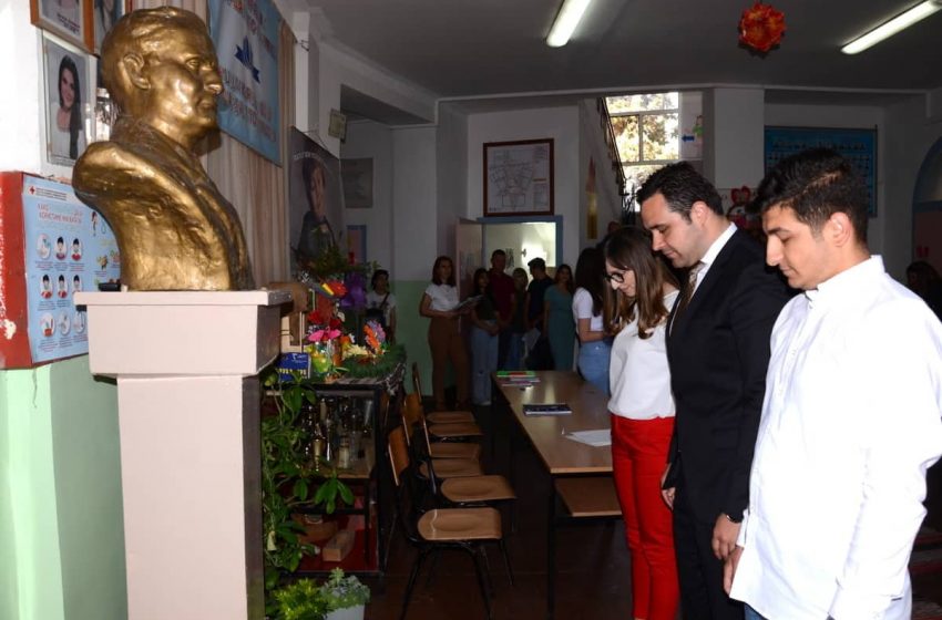  Градоначалникот Костадинов на одбележување на патрониот празник на ООУ „Маршал Тито“