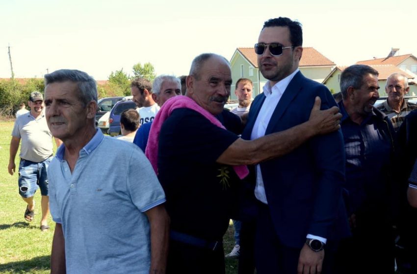  Градоначалникот Костадинов присуствуваше на турнир во пеливанско борење во Костурино