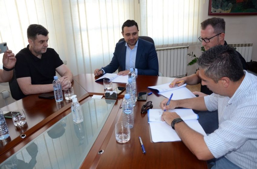  Костадинов го потпиша колективниот договор за зголемување на платата за 2.806 денари