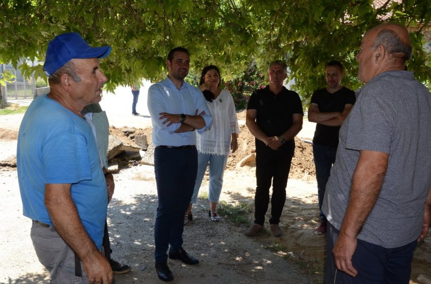  Градоначалникот Костадинов на увид на изградбата на водовод во Раборци
