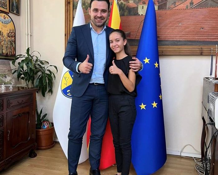  Градоначалникот Костадинов ја прими успешната млада пијанистка, Сара Витанова