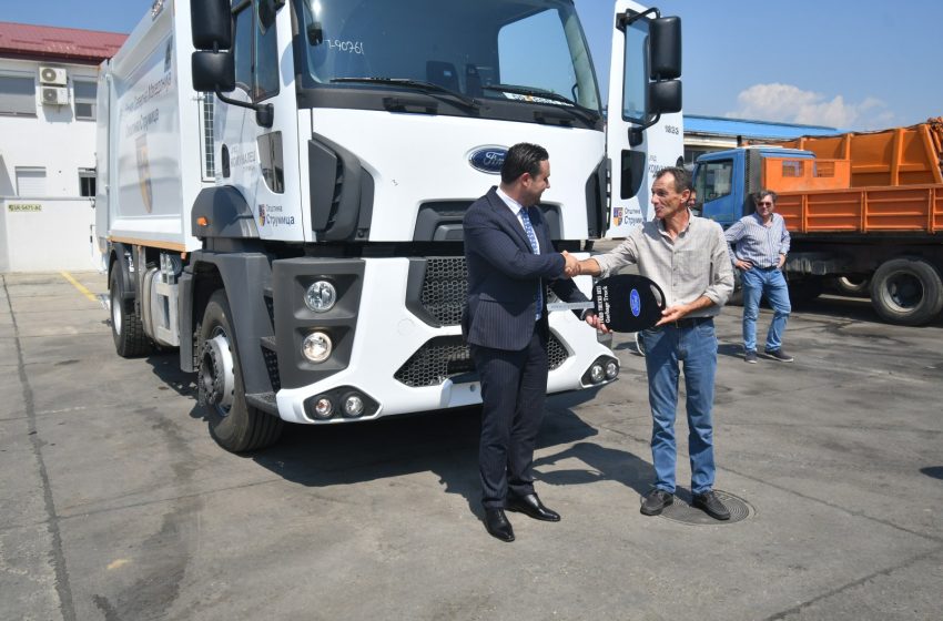  Општина Струмица му предаде ново возило за собирање смет на „Комуналец“