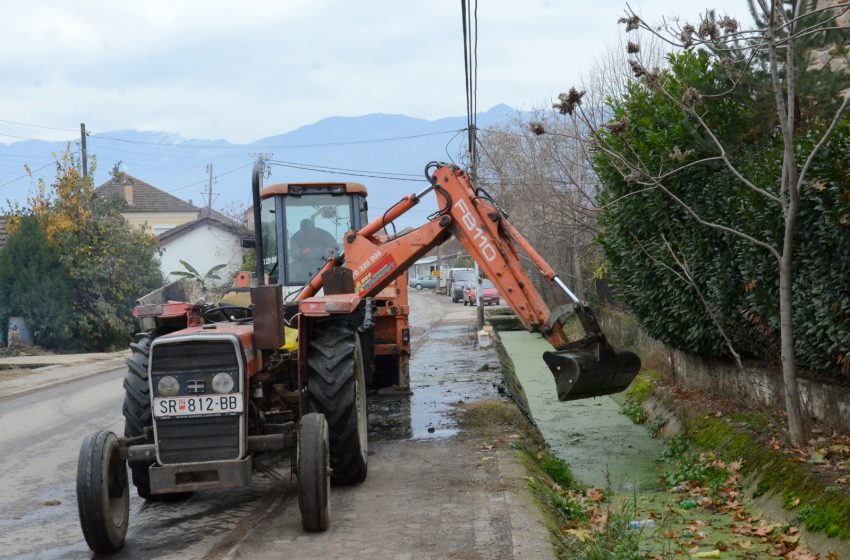  Се чистат атмосферските канали во Општина Струмица
