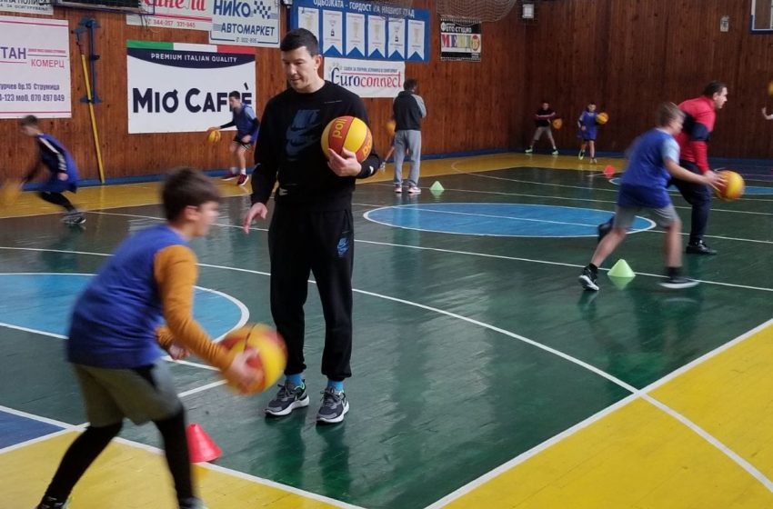  Владо Илиевски на тренинг со најмладите кошаркари, донираше 100 топки