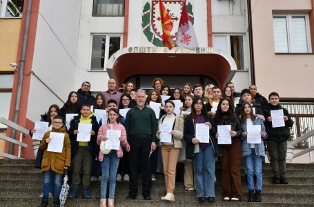 Општина Радовиш им ги додели договорите за стипендирање на талентирани ученици